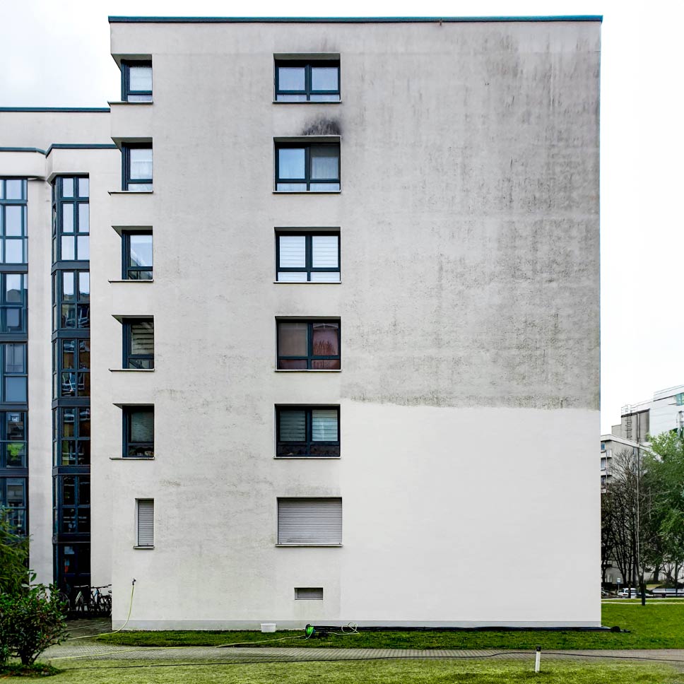 Algenmax Fassadenreinigung Mehrfamilienhaus Putzfassade